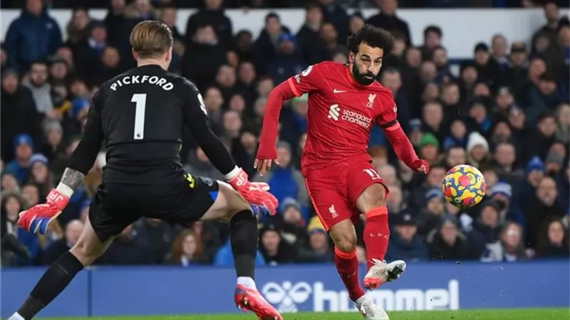 محمد صلاح يقود هجوم ليفربول أمام إيفرتون في الدوري الإنجليزي