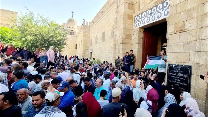 المصلين بالأزهر يهتفون ضد الاحتلال الإسرائيلي وتهجير الفلسطينين