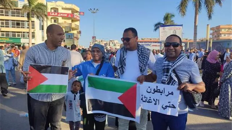 بالغردقة السياح الأجانب ينددون بالمجازر الإسرائيلية فى غزة