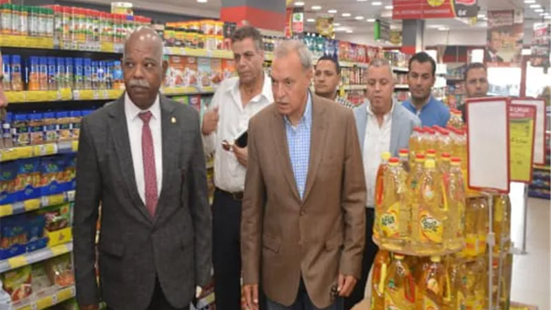 الهجان يتابع تنفيذ المنافذ التجارية لمبادرة خفض أسعار السلع