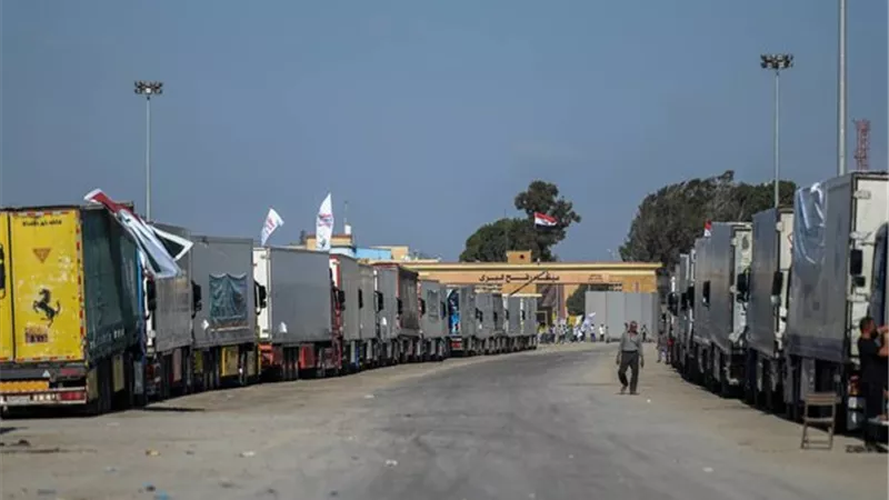 عودة شاحنات المساعدات الإنسانية من قطاع غزة بعد تفريغ حمولتها