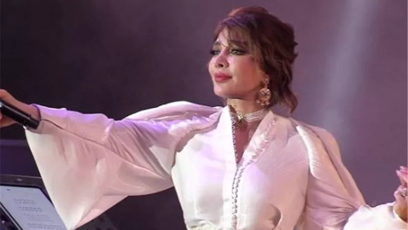 لحظة سقوط أصالة على المسرح.. فيديو