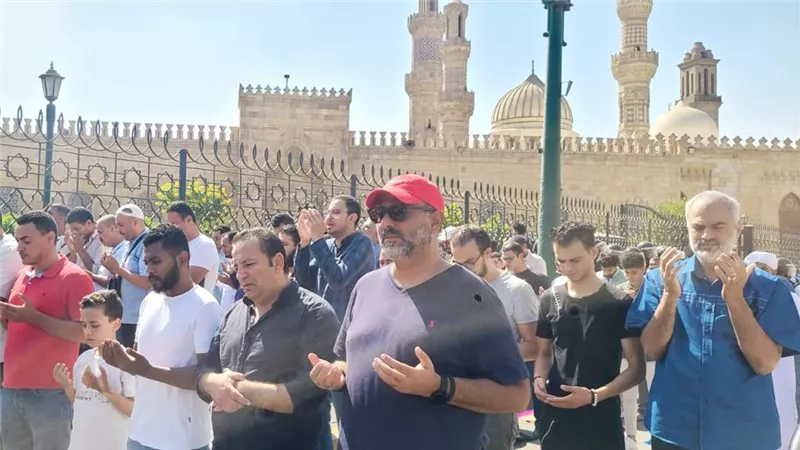 المصلين بالجامع الأزهر يؤدون صلاة الغائب على أرواح شهداء فلسطين