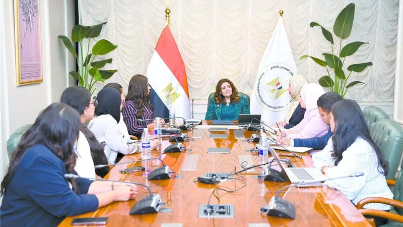 وزيرة الهجرة تستقبل طالبات الإعلام صاحبات مشروع «حل بديل»