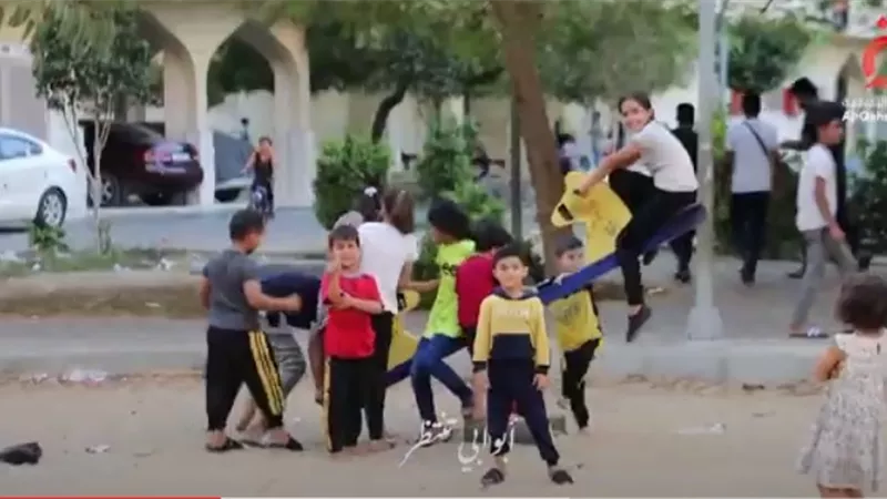 شاهد.. أطفال غزة يوجهون رسالة للعالم بغناء 