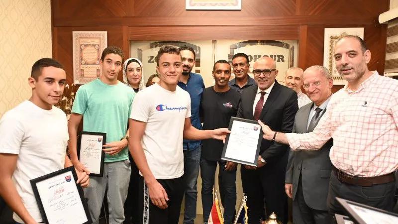 الزهور يكرم فريق السباحة بعد تتويجه ببطولة الجمهورية