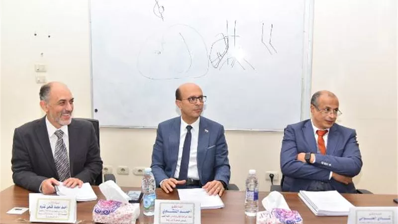 رئيس جامعة أسيوط يناقش رسالة دكتوراه بمستشفى القلب الجامعي
