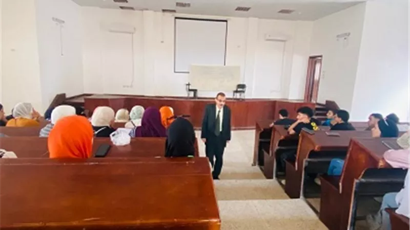 وكيل آداب العريش يعقد لقاءً توعوياً للطلاب حول قمة القاهرة للسلام