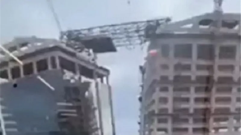 عمال معلقون في الهواء على ارتفاع 500 قدم | فيديو