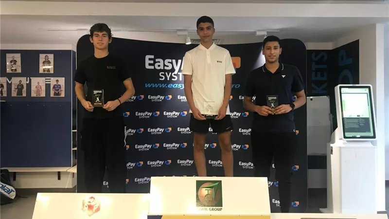 فوز اللاعب المصرى على عزت ببطولة رومانيا الدولية لناشئ الاسكواش
