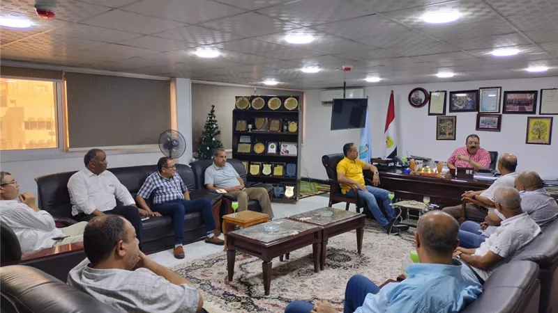 رئيس مدينة سفاجا يجتمع بممثلي القرى السياحية