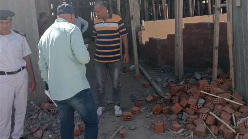 جهاز مدينة الشروق يُزيل مخالفة بنائية بمشاركة شرطة التعمير.. صور