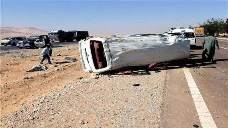 مصرع وإصابة 10 إثر انقلاب ميكروباص أعلى محور الضبعة الصحراوى