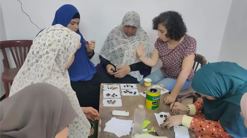إبنة المنصورة تدرب سيدات الفيوم على مشغولات يدوية من مواد طبيعية