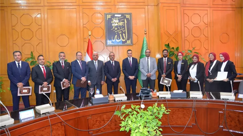 محافظ السويس يشهد مؤتمرالمشروعات الفائزة بالمبادرة الخضراء الذكية