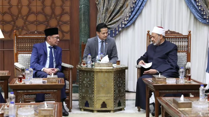 رئيس وزراء ماليزيا يدعو شيخ الأزهر لزيارة البلاد