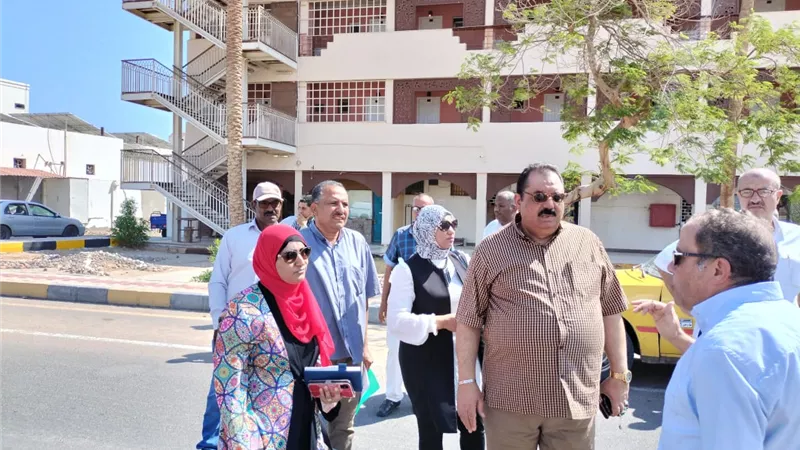 لليوم الثاني رئيس مدينة سفاجا يتابع تطوير وتجميل المدخل الشمالي