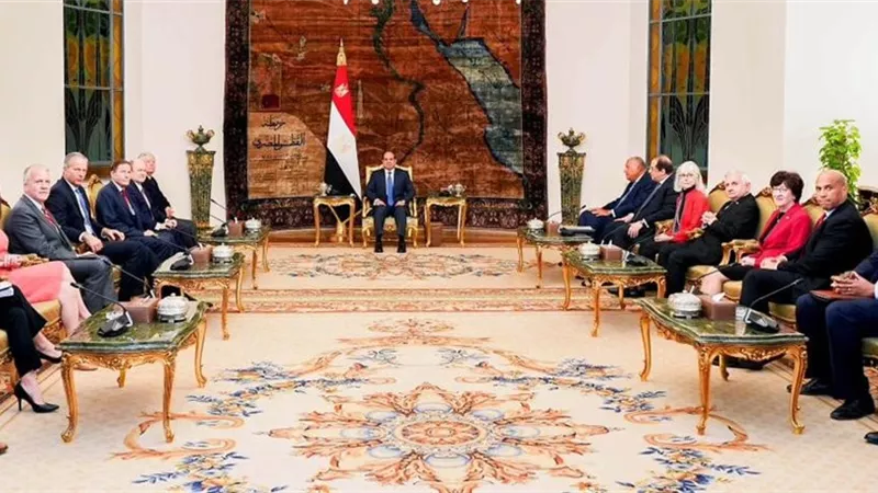 الموقع الرئاسي ينشر فيديو استقبال الرئيس وفدًا من الحزبين الديمقراطي والجمهوري بمجلس الشيوخ الأمريكي