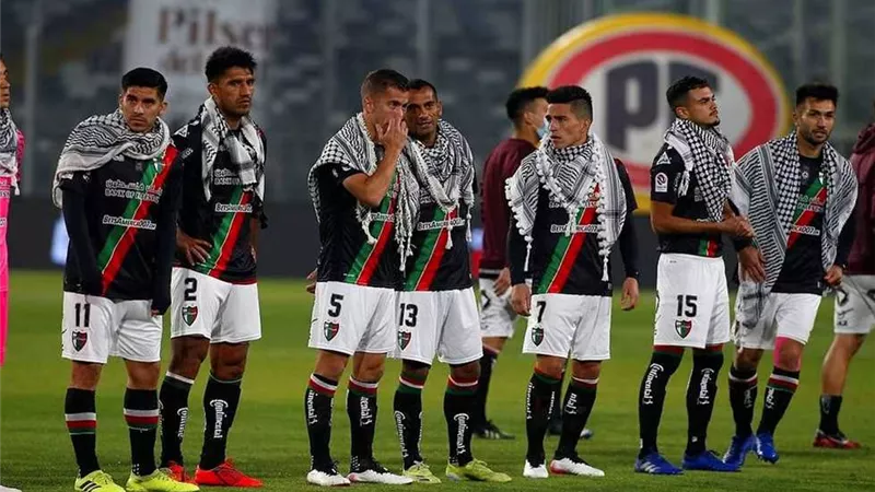 بالكوفية الفلسطينية..نادى تشيلى يحاضر لاعبيه عن معاناة غزة - صورة