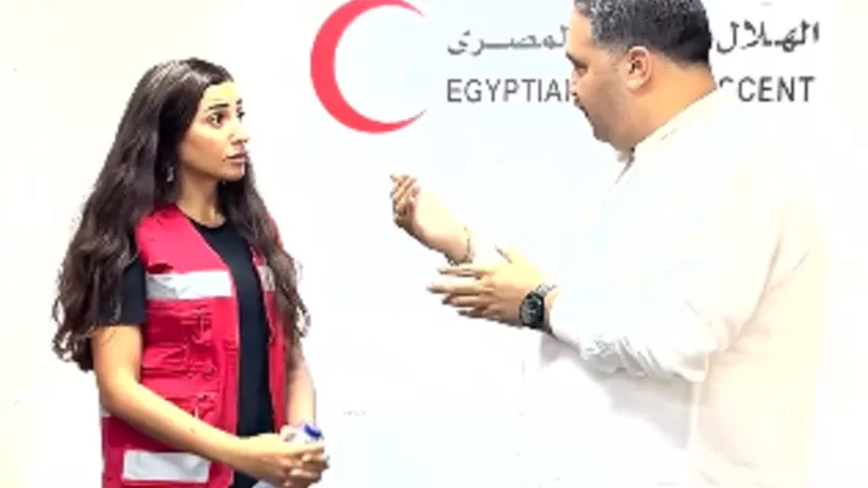 دينا الشربينى تشارك فى التطوع مع الهلال الاحمر لاجل غزة
