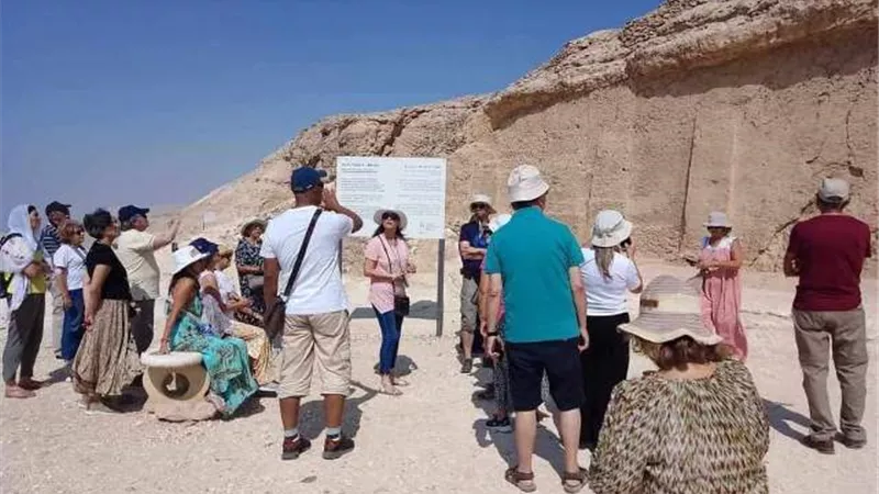 وفد سياحي من دولة البرتغال يزور المناطق الاثرية بالمنيا