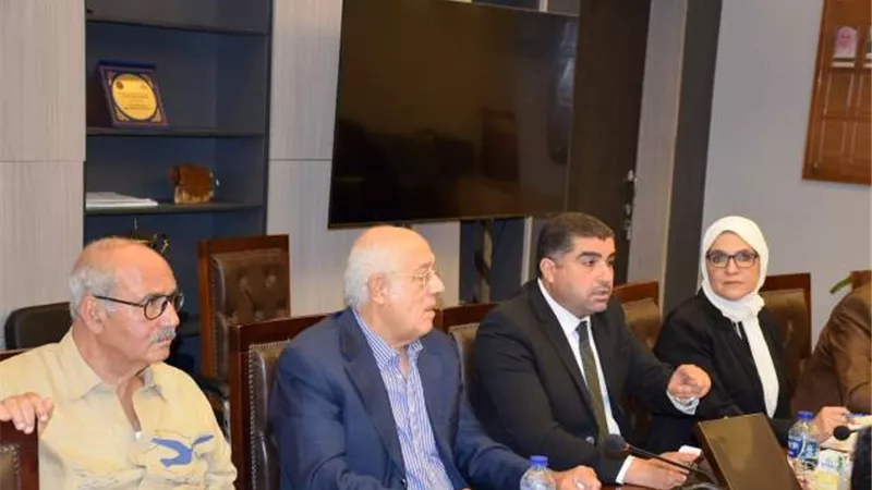 رئيس جهاز مدينة الشيخ زايد يبحث مع مجلس الأمناء سبل تطوير المدينة