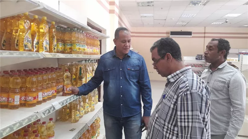 رئيس مركز الطود جنوب الأقصر يتفقد معارض مبادرة تخفيض الأسعار