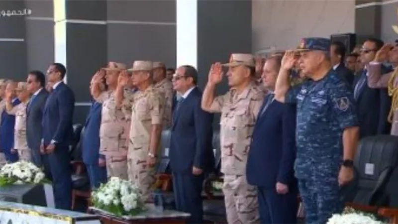 الرئيس السيسي يشهد اصطفاف تفتيش حرب الفرقة الرابعة المدرعة بالسويس
