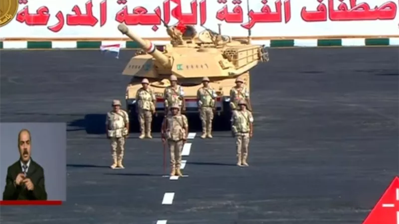 الرئيس السيسي يشهد اصطفاف الفرقة الرابعة المدرعة