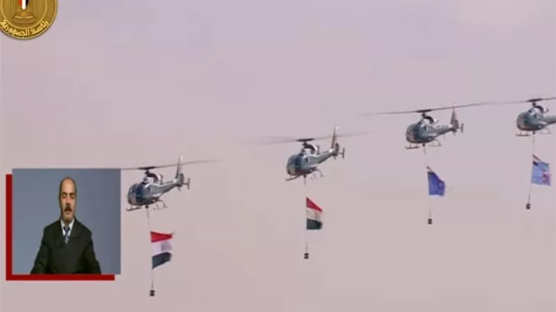 الرئيس السيسي يشهد تشكيلًا من طائرات الهليكوبتر