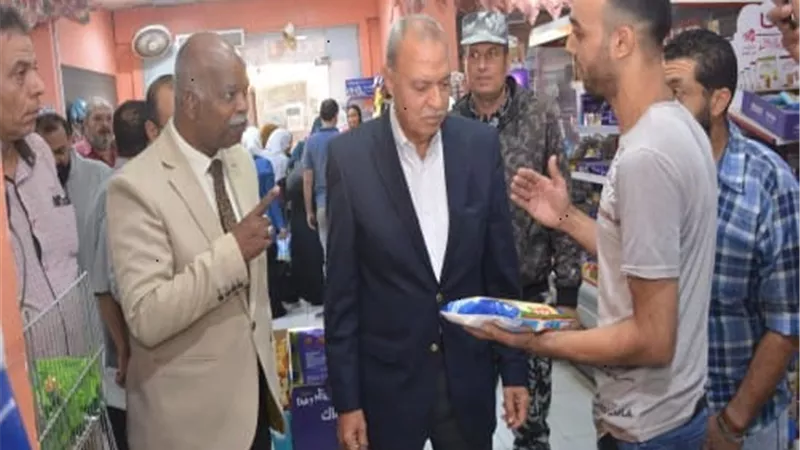 محافظ القليوبية يواصل جولاته لمتابعة تطبيق مبادرة خفض أسعار السلع