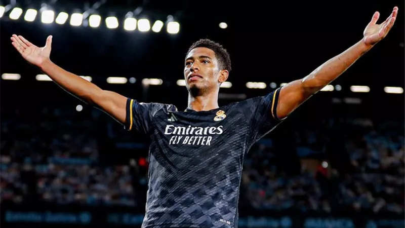 بيلينجهام ينافس لاعب برشلونة على جائزة بالدوري الإسباني
