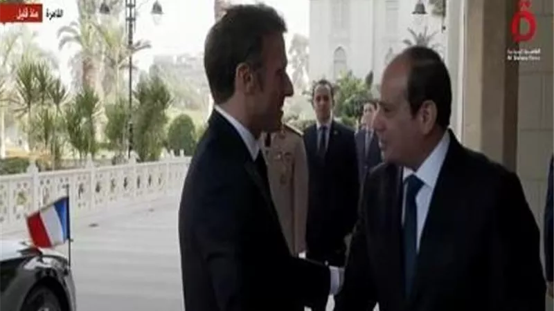 الرئيس السيسى يستقبل نظيره الفرنسى فى قصر الاتحادية