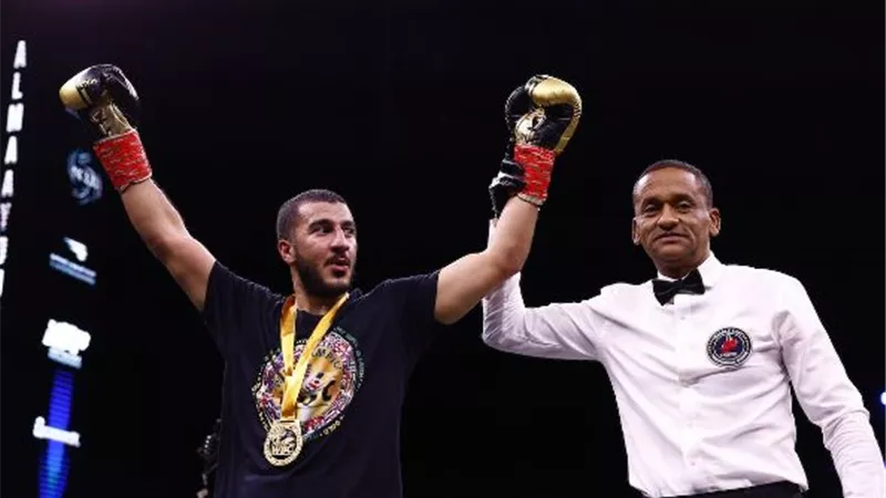 السعودي زياد المعيوف أول لاعب عربي ينضم للملاكمة المحترفة