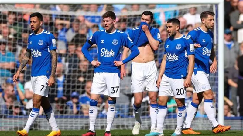 إيفرتون مُهدد بخصم 12 نقطة في الدوري الإنجليزي - تفاصيل