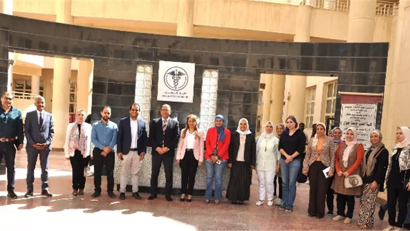 أسباب زيارة رئيس جامعة حلوان لكليتى الصيدلة والطب البشرى.. بالصور