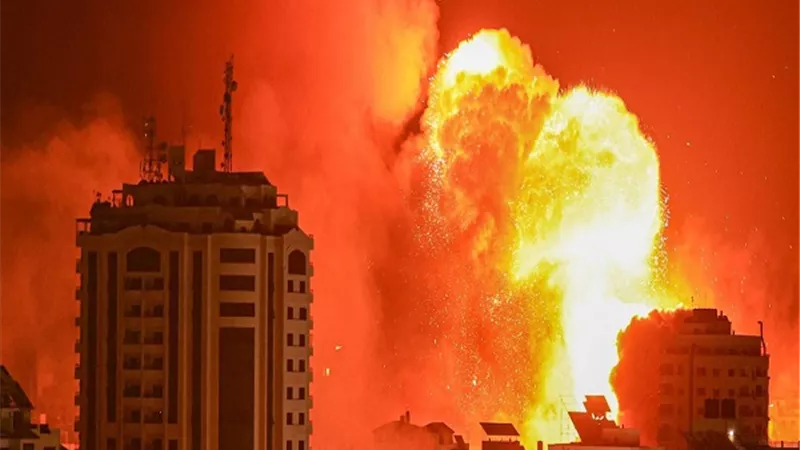 جيش الاحتلال يشن غارات على خان يونس ودير البلح