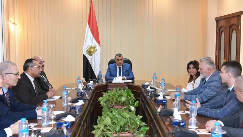 وزير الدولة للإنتاج الحربي يبحث التعاون مع وفد يوناني