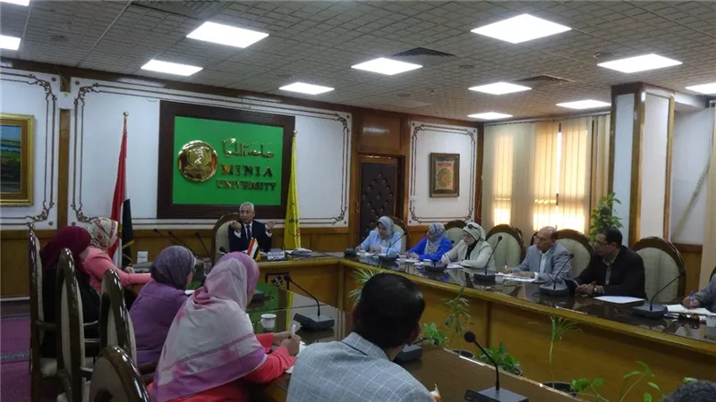 عصام فرحات يشدد على تفعيل نظم التعلم الحديثة بجامعة المنيا