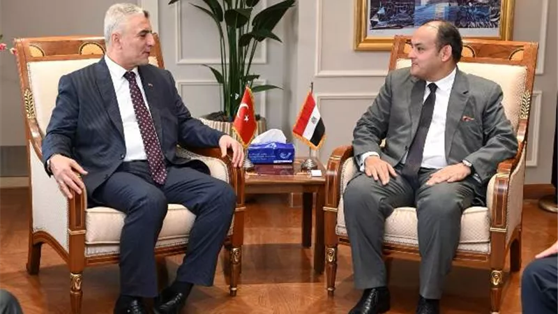 وزير التجارة يبحث مع نظيره التركي التعاون الاقتصادي بين البلدين