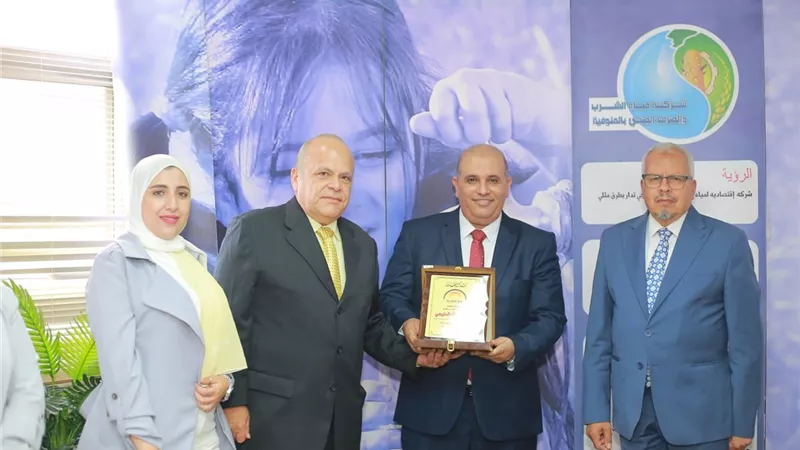 رئيس مياه المنوفية يُكرم فريق الإدارة العامة لخدمة العملاء