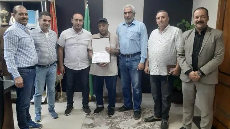 جهاز الشروق يكرم أحد السكان ويمنحه شهادة تقدير..والسبب مفاجأة صور