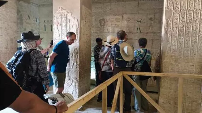 المناطق الأثرية بالمنيا تستقبل وفدا سياحيا من (ألمانيا وفرنسا)