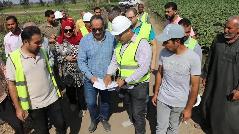 عامر يتفقد أعمال مشروع الصرف الصحي بقرية النجيحى