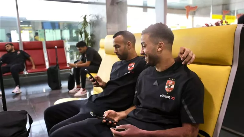 بعثة الأهلي تصل مطار القاهرة استعدادا للسفر إلى جنوب إفريقيا