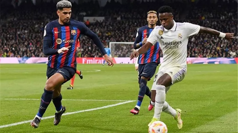 ريال مدريد يتفوق على برشلونة بـ 