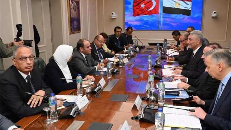 وزير التجارة يبحث مع نظيره التركي تعظيم حجم الصادرات والشراكات