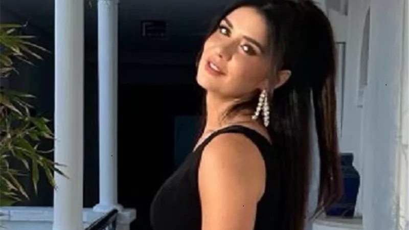 غادة عادل تعيش 