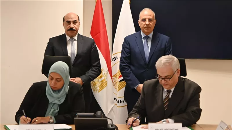 سويلم ومحافظ أسوان يوقعان بروتوكول تعاون للإستفادة من أملاك الري