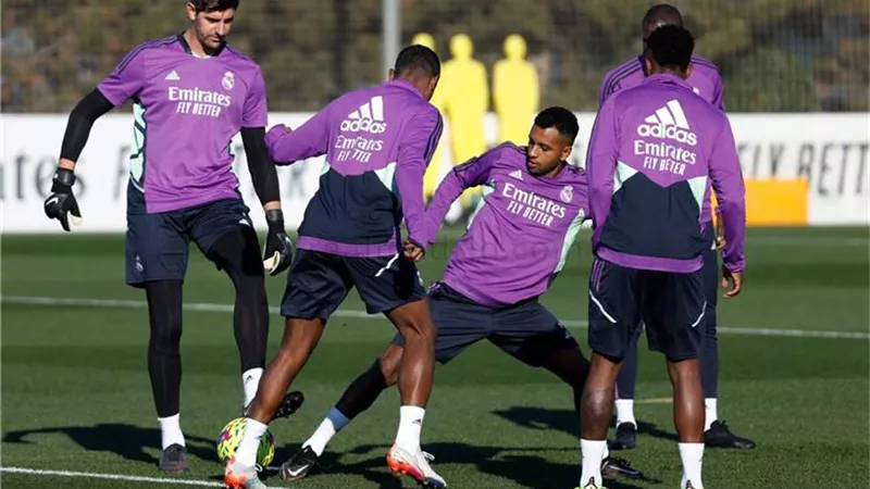كلاسيكو الأرض .. شاهد لاعبو ريال مدريد يدخلون الملعب للاحماء
